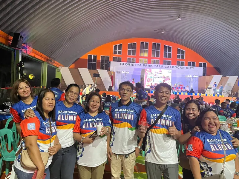 Talanians posing together during the Grand Alumni Homecoming